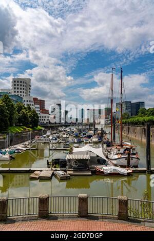 Medienhafen, Düsseldorf, Alte und moderne Architektur im ehemaligen Hafen, heute ein Mix aus Büros, Firmen, Hotels, Restaurants, Trendviertel, n Stockfoto