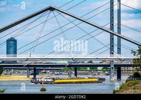 Fußgängerbrücke über Medienhafen, Hafeneinfahrt und Rheinbrücke, über den Rhein bei Düsseldorf, Rheinland, Nordrhein-Westfalen, Deutschland, EUR Stockfoto