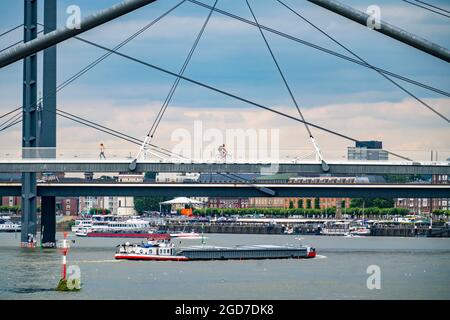 Fußgängerbrücke über Medienhafen, Hafeneinfahrt und Rheinbrücke, über den Rhein bei Düsseldorf, Rheinland, Nordrhein-Westfalen, Deutschland, EUR Stockfoto