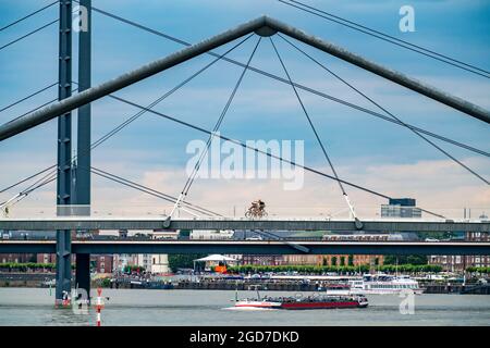 Fußgängerbrücke über Medienhafen, Hafeneinfahrt und Rheinbrücke, über den Rhein bei Düsseldorf, Rheinland, Nordrhein-Westfalen, Deutschland, EUR Stockfoto