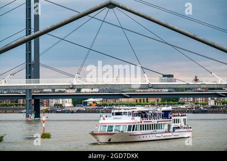 Fußgängerbrücke über Medienhafen, Hafeneinfahrt und Rheinbrücke, über den Rhein bei Düsseldorf, Rheinland, Nordrhein-Westfalen, Deutschland, EUR Stockfoto