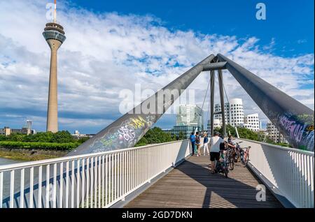 Fußgängerbrücke über den Medienhafen, Hafeneinfahrt, Rhein bei Düsseldorf, Rheinland, NRW, Deutschland, Europa. Stockfoto