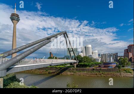 Fußgängerbrücke über den Medienhafen, Hafeneinfahrt, Rhein bei Düsseldorf, Rheinland, NRW, Deutschland, Europa. Stockfoto