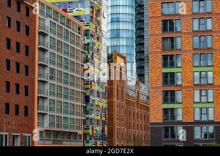 Medienhafen, Düsseldorf, Alte und moderne Architektur im ehemaligen Hafen, eine Mischung aus Büros, Firmen, Hotels, Restaurants, Trendviertel, n Stockfoto