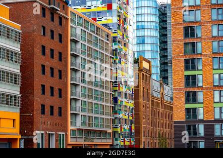 Medienhafen, Düsseldorf, Alte und moderne Architektur im ehemaligen Hafen, eine Mischung aus Büros, Firmen, Hotels, Restaurants, Trendviertel, n Stockfoto