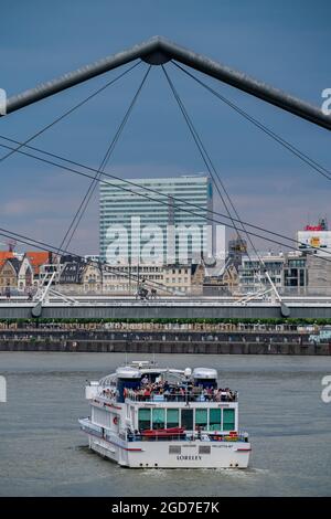 Fußgängerbrücke über Medienhafen, Hafeneinfahrt und Rheinbrücke, über den Rhein bei Düsseldorf, Rheinland, Nordrhein-Westfalen, Deutschland, EUR Stockfoto