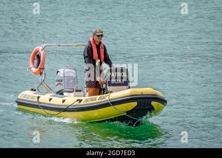 Am 2. August 2021 können Sie in der Bucht von St Ives, Cornwall, Großbritannien, Boote mieten, die von der Polizei überwacht werden Stockfoto