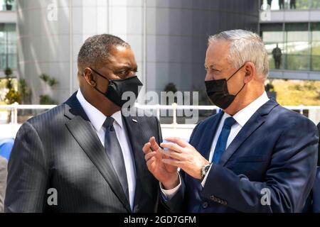 Verteidigungsminister Lloyd J. Austin III spricht mit dem israelischen Verteidigungsminister Benny Gantz im Verteidigungsministerium in HaKirya, Israel, am 11. April 2021. (DoD-Foto von U.S. Air Force Staff Sgt. Jack Sanders). Stockfoto