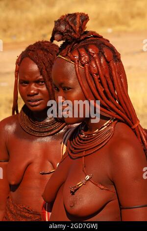 Frau aus dem himba-Stamm in der Stadt Outjo, Kunene, Region, Nord-Namibia Stockfoto