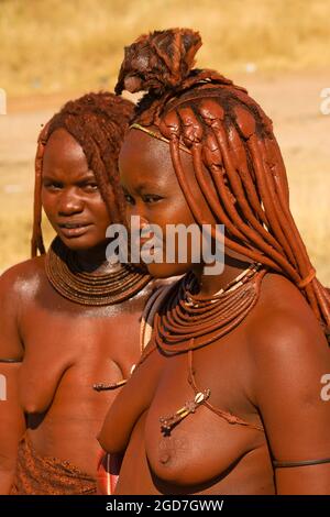 Frau aus dem himba-Stamm in der Stadt Outjo, Kunene, Region, Nord-Namibia Stockfoto