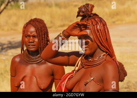 Frau aus dem himba-Stamm in der Stadt Outjo, Kunene, Region, Nord-Namibia Stockfoto