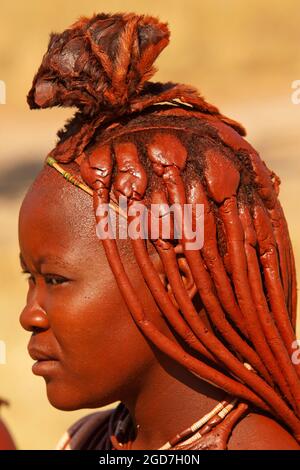 Frau aus dem himba-Stamm in der Stadt Outjo, Kunene, Region, Nord-Namibia Stockfoto