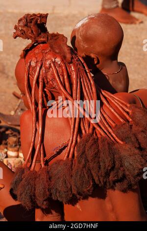 Frau aus dem himba-Stamm in der Stadt Outjo, Kunene, Region, Nord-Namibia Stockfoto