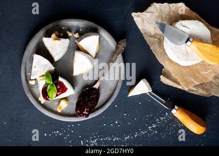 Zersplitterter Camembert-Käse Auf Tonteller Mit Marmelade Stockfoto