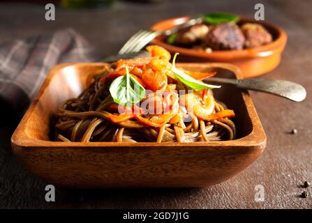 Teller mit asiatischen Buchweizen-Soba-Nudeln mit Gemüse, Pilzen und Huhn. Stockfoto