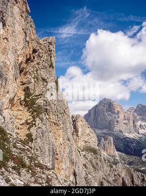 Eine Gruppe von Menschen macht sich auf dem Klettersteig auf den Weg zur Hütte Rifugio Nuvolau, nicht weit von der Ortschaft Cortina d'Ampezzo entfernt, mit Blick auf die Felsen von Cinque Torri und den Gipfel der Tofana di Rozes in den italienischen Dolomiten Stockfoto