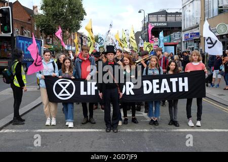 Turnpike Lane, London, Großbritannien. September 2019. Das Trauerskelett marschieren entlang der Green Lanes. Aussterben Rebellion Klimawandel Demonstranten Stockfoto