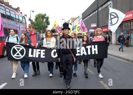 Turnpike Lane, London, Großbritannien. September 2019. Das Trauerskelett marschieren entlang der Green Lanes. Aussterben Rebellion Klimawandel Demonstranten Stockfoto