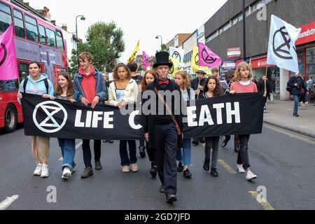 Turnpike Lane, London, Großbritannien. September 2019. Das Trauerskelett marschieren entlang der Green Lanes. Aussterben Rebellion Klimawandel Demonstranten Stockfoto