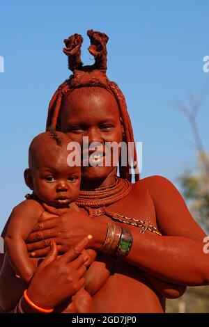 Frau aus dem himba-Stamm in der Stadt Outjo, Kunene, Region, Nord-Namibia Stockfoto