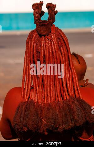 Frau aus dem himba-Stamm in der Stadt Outjo, Kunene, Region, Nord-Namibia Stockfoto