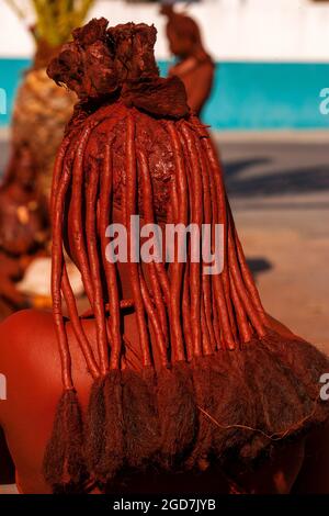 Frau aus dem himba-Stamm in der Stadt Outjo, Kunene, Region, Nord-Namibia Stockfoto