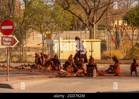 Frau aus dem himba-Stamm in der Stadt Outjo, Kunene, Region, Nord-Namibia Stockfoto