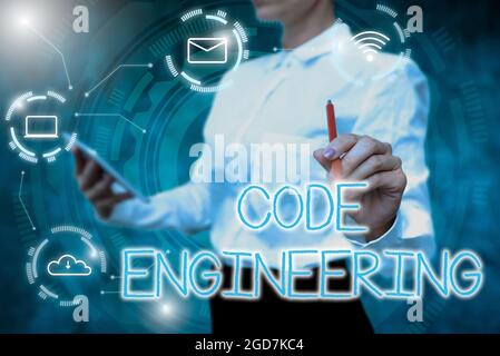Konzeptionelle Anzeige Code Engineering. Business Overview Anwendung von Engineering auf die Entwicklung von Software Lady in Uniform Holding Tablet in Stockfoto
