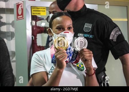 Guarulhos, Sao Paulo, Brasilien. August 2021. (SPO) die brasilianische Turnerin Rebeca Andrade kommt in Guarulhos an. 11. August 2021, Guarulhos, Brasilien: Die brasilianische Turnerin Rebeca Andrade, Silbermedaillengewinnerin der allgemeinen Einzelperson und Goldmedaillengewinnerin beim Springen der Kunstturnen bei den Olympischen Spielen in Tokio, trifft am Mittwoch (11) auf dem internationalen Flughafen Guarulhos in Sao Paulo ein (Bildquelle: © Bruno Escolastico/TheNEWS2 via ZUMA Press Wire) Stockfoto