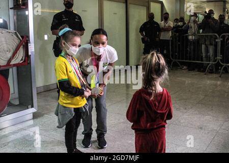 Guarulhos, Sao Paulo, Brasilien. August 2021. (SPO) die brasilianische Turnerin Rebeca Andrade kommt in Guarulhos an. 11. August 2021, Guarulhos, Brasilien: Die brasilianische Turnerin Rebeca Andrade, Silbermedaillengewinnerin der allgemeinen Einzelperson und Goldmedaillengewinnerin beim Springen der Kunstturnen bei den Olympischen Spielen in Tokio, trifft am Mittwoch (11) auf dem internationalen Flughafen Guarulhos in Sao Paulo ein (Bildquelle: © Bruno Escolastico/TheNEWS2 via ZUMA Press Wire) Stockfoto