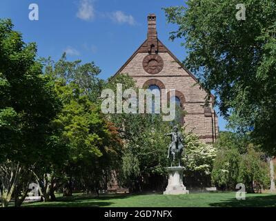 Providence, Rhode Island - 24. Juni 2015: Ein grünes Viereck an der Brown University mit einer Statue des römischen Philosophen Marcus Aurelius und Sayles Hall Stockfoto