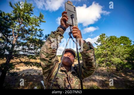 Ein Soldat der US-Armee richtet eine Antenne während des Feldtrainings eines RQ-11 Raven B Unmanned Aerial System Operator’s Course auf der Joint Base McGuire-Dix-Lakehurst, N.J., 10. Oktober 2018 ein. Der Kurs wurde vom 254. Regional Training Institute der New Jersey Army National Guard durchgeführt, das aus Sea Gurt, N.J., besteht (USA Foto der Air National Guard von Meister Sgt. Matt Hecht) Stockfoto