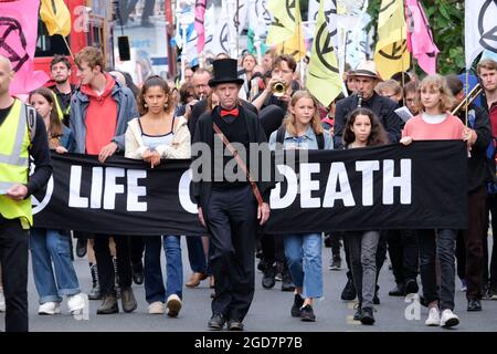 Turnpike Lane, London, Großbritannien. September 2019. Das Trauerskelett marschieren entlang der Green Lanes. Aussterben Rebellion Klimawandel Demonstranten Stockfoto