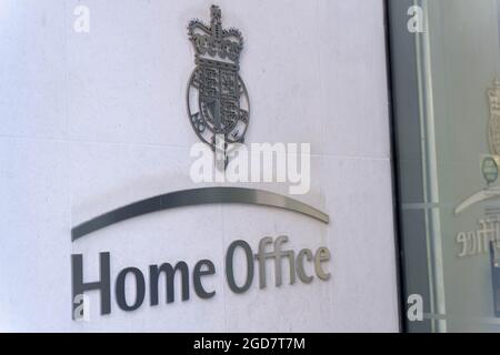 Diagonale Ansicht eines Schildes für das Heimbüro von Großbritannien, London, England Stockfoto