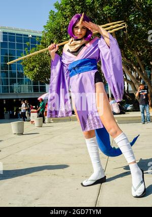Teilnehmer posiert in Kostüm von Dragon Maid, auf der Comic Con in Los Angeles, CA, USA Stockfoto