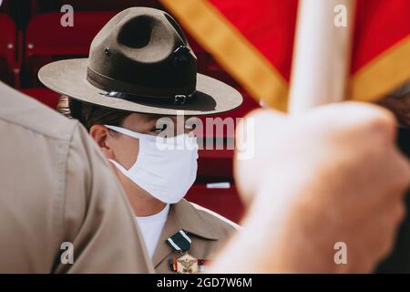 US Marine Corps Staff Sgt. Amber Starosik, eine leitende Bohrlehrerin bei Lima Company, 3. Rekrut Training Bataillon, erhält die Auszeichnung für die Marine und das Marine Corps für ihre herausragende Funktion während ihrer Zeit als erste weibliche leitende Bohrlehrerin am Marine Corps Recruit Depot San Diego, Kalifornien, am 6. Mai 2021. Staroscik meldete sich freiwillig, zur zweiten Tour als Bohrlehrerin nach MCRD San Diego zu kommen, um das Marine Corps in den vergangenen Monaten der Geschichte mit dem ersten Zug von Frauen zu unterstützen, die im Depot in San Diego trainieren. (USA Marine Corps Foto Stockfoto