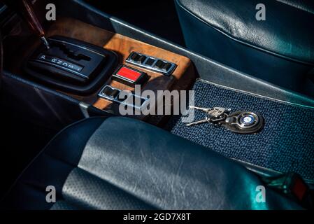 Autoschlüssel auf einer Mittelkonsole eines Oldtimer durch den Gangwahlschalter. Stockfoto