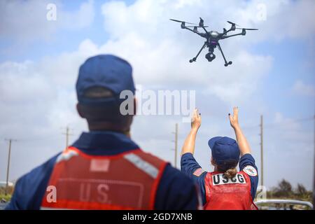 Mitglieder des Gulf Strike Teams (GST) der Küstenwache starten eine Drohne, um nach dem Orkan Laura in der Nähe von Lake Charles, Louisiana, 1. September 2020 Wasserwege zu untersuchen. Die GST ist eines von drei Spezialteams, aus denen die National Strike Force besteht, und ist ein wichtiges nationales Kapital, bestehend aus einem einzigartigen, hochqualifizierten Kader von Küstenwache-Profis, die schnell mit spezialisierter Ausrüstung und Vorfallmanagement-Fähigkeiten für eine Vielzahl von Vorfällen eingesetzt werden, Antworten und andere Notfälle. (USA Foto der Küstenwache von Paige Hause der 3. Klasse) Stockfoto