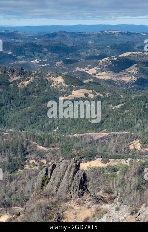 Überblick über das Napa Valley vom Table Rock Trail, Robert Louis Stevenson State Park, an einem teilweise bewölkten Tag mit blauem Himmel und grüner Front Stockfoto