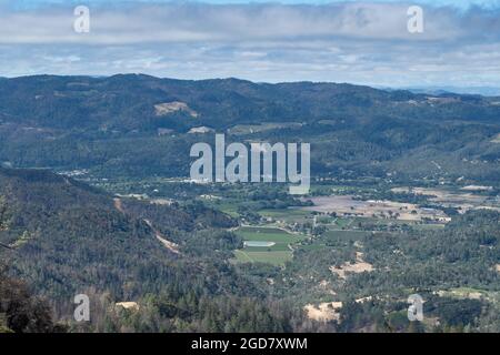 Überblick über das Napa Valley vom Table Rock Trail aus, Robert Louis Stevenson State Park an einem teils bewölkten Tag mit blauem Himmel und grünen Fores Stockfoto