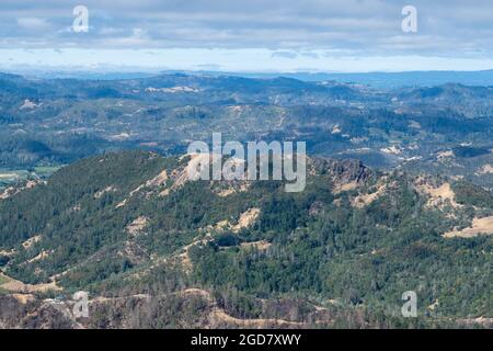 Überblick über das Napa Valley vom Table Rock Trail aus, Robert Louis Stevenson State Park an einem teils bewölkten Tag mit blauem Himmel und grünen Fores Stockfoto
