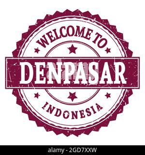 WILLKOMMEN IN DENPASAR - INDONESIEN, Worte geschrieben auf violettem runden Zickzack-Stempel Stockfoto