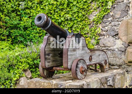 Kanone vor altem Mauerwerk auf Schloss Gleiberg in Wettenberg-Krofdorf-Gleiberg Stockfoto