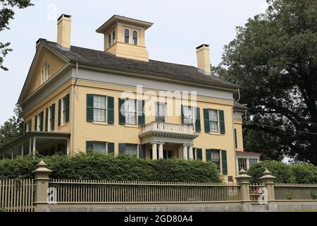 Das Emily Dickinson Museum besteht aus zwei historischen Häusern in der Innenstadt von Amherst, MA. Das Gehöft war der Geburtsort und die Heimat des Dichters. Der Abend Stockfoto