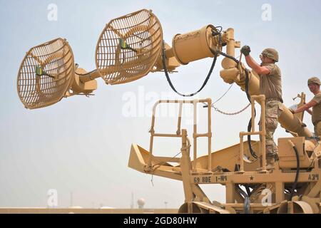 U.S. Army PFC. Jonah Berlasty, Alpha Battery, 5-52 Air Defense Artillery Bataillon, patriotischer Feuerwehrmann/-Betreuer, dreht die Antenne der Antennenmastgruppe (AMG) auf dem Al Dhafra Air Base, Vereinigte Arabische Emirate, 5. Mai 2021 auf. Der AMG arbeitet als Verstärker und Kommunikationsrelais für die sprach- und Datenübertragung. (USA Foto der Luftwaffe von Staff Sgt. Jao’Torey Johnson) Stockfoto