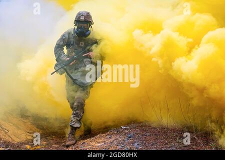 US Army Staff Sgt. Casey Buckley, Nationalgarde von Vermont, tritt beim Stresssoot-Event während des Region 1 Best Warrior Competition (BWC) auf der Joint Base McGuire-Dix-Lakehurst, N.J., 5. Mai 2021, an. Die Region 1 BWC umfasst Soldaten aus Maine, Connecticut, New York, Rhode Island, New Hampshire, Vermont und Massachusetts sowie New Jersey und würdigt Soldaten, die sich für die Werte der Armee einsetzen, den Warrior Ethos verkörpern und die Macht der Zukunft repräsentieren. (USA Foto der Armee-Nationalgarde von SPC. Michael Schwenk) Stockfoto