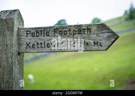 Wegweiser in der Nähe von Kettlewell, Yorkshire Dales National Park, Großbritannien Stockfoto