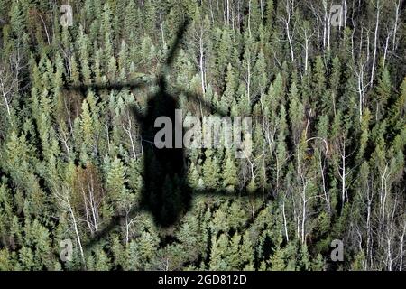 Ein US Army CH-47 Chinook, der B Company, 1. Bataillon, 52. Aviation Regiment zugewiesen wurde, fliegt über den Joint Pacific Alaska Range Complex (JPARC) 10. Mai 2021, in der Nähe des Allen Army Airfield, Fort Greely, Alaska, Vor einem Luftangriff zur Aufklärung im Vorfeld einer gemeinsamen Zwangseinreiseoperation (JFEO) am folgenden Tag über dem Joint Pacific Alaska Range Complex (JPARC) in der Nähe des Allen Army Airfield, Fort Greely, Alaska, während des Northern Edge 2021 (NE21). An der JFEO-Übung beteiligten sich mehr als 400 Fallschirmjäger der US-Armee und andere Militärmitglieder der US-Armee, der Marine, der Luftwaffe und Stockfoto