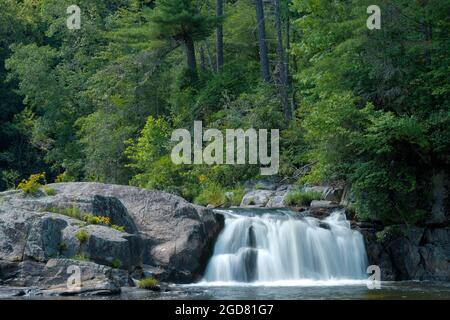 Upper Linville Falls in North Carolina, USA, in der Nähe des Blue Ridge Parkway Stockfoto