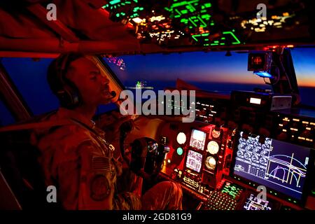 Ein KC-135 Stratotanker-Pilot der 350. Expeditionary Aerial Betanking Squadron bereitet sich darauf vor, F/A-18D Hornet-Flugzeuge während einer Mission zur Unterstützung einer dynamischen Truppenbeschäftigung über den Zuständigkeitsbereich der US Central Command, 18. Mai 2021, aufzutanken. DFEs verbessern die Fähigkeit des Central Command, Aggressionen abzuschrecken und Sicherheit und Stabilität im Verantwortungsbereich zu fördern. (USA Air Force Foto von Tech. Sgt. Robert Harnden) Stockfoto